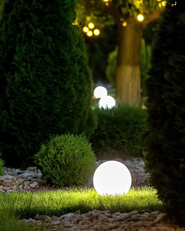 Kuglelampe Hvid Plast Ø 26 cm Rund Udendørs Belysning LED Kuglelys Lampe med Fjernbetjening Havelys Gulvlampe RGB Udelys med Batteri
