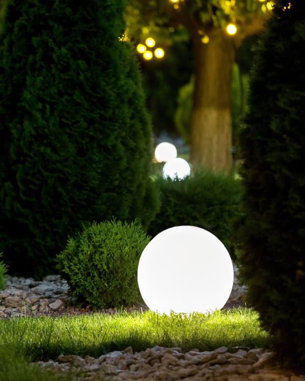 Kuglelampe Hvid Plast Ø 50 cm Rund Udendørs Belysning LED Kuglelys Lampe med Fjernbetjening Havelys Gulvlampe RGB Udelys med Batteri