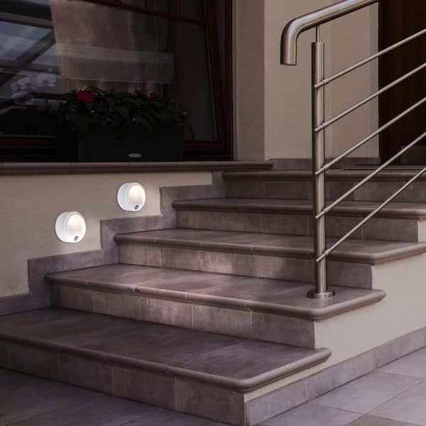 Utomhusvägglampa med sensor Rabalux Amarillo 3xAA IP44 - vit - 12x12x6,5 cm