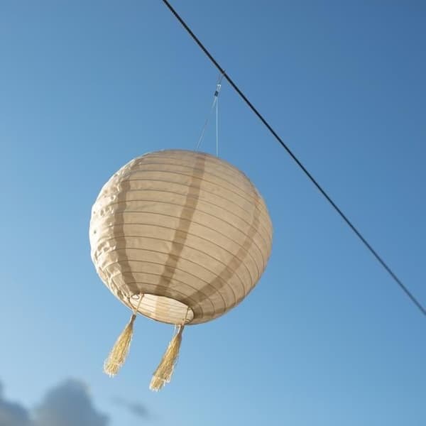 LED-aurinkokäyttöinen riippuvalaisin - LUMISKY - HIMALAYA - Ø30cm - Beige, kermanvärinen ja juhlava häävalo - 8h akunkesto