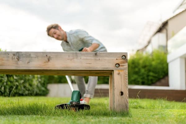 Bosch akkutrimmeri UniversalGrassCut 18-260 - toimitetaan kahdella 18 V Li-Ion akulla (2,0 Ah) ja laturilla
