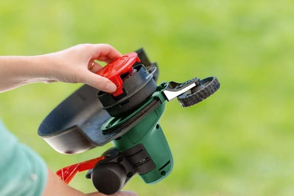 Bosch akkutrimmeri UniversalGrassCut 18-260 - toimitetaan kahdella 18 V Li-Ion akulla (2,0 Ah) ja laturilla