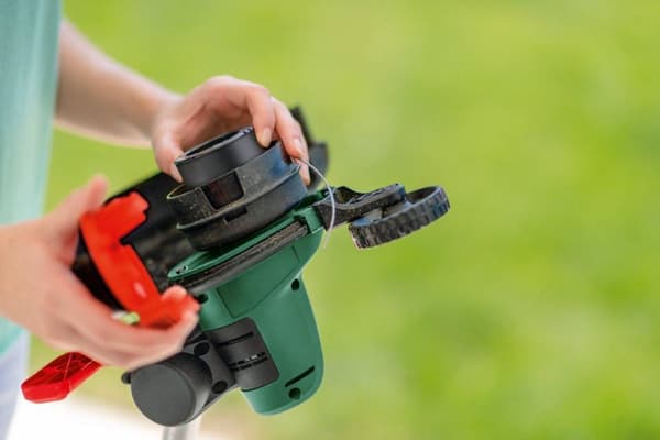 Bosch akkutrimmeri UniversalGrassCut 18-260 - toimitetaan kahdella 18 V Li-Ion akulla (2,0 Ah) ja laturilla