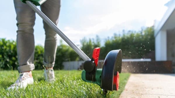 Bosch akkutrimmeri UniversalGrassCut 18-260 - toimitetaan kahdella 18 V Li-Ion akulla (2,0 Ah) ja laturilla
