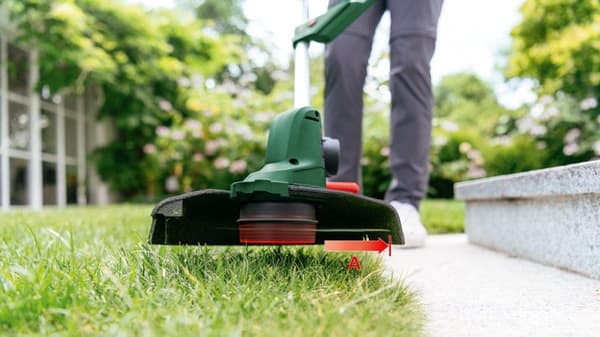 Bosch akkutrimmeri UniversalGrassCut 18-260 - toimitetaan kahdella 18 V Li-Ion akulla (2,0 Ah) ja laturilla
