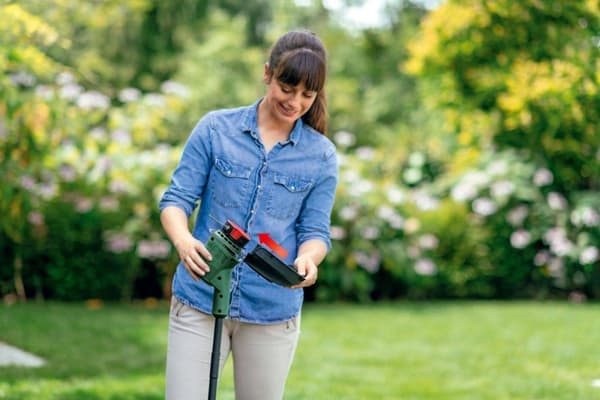 Bosch EasyGrassCut 18V-260 Inc. 2 x 18 V Li-Ion batteri (2,0 Ah) & AL1810 CV oplader