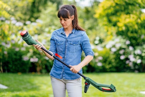 Bosch EasyGrassCut 18V-260 Inc. 2 x 18 V Li-Ion batteri (2,0 Ah) & AL1810 CV oplader