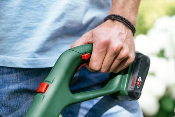 Bosch EasyGrassCut 18V-260 Inc. 2 x 18 V Li-Ion batteri (2,0 Ah) & AL1810 CV oplader