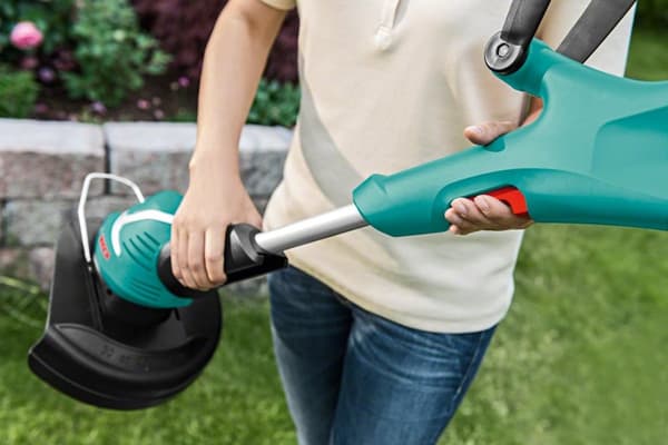 Bosch ART 30 ruohotrimmeri - leikkuuhalkaisija 30 cm - 550 wattia