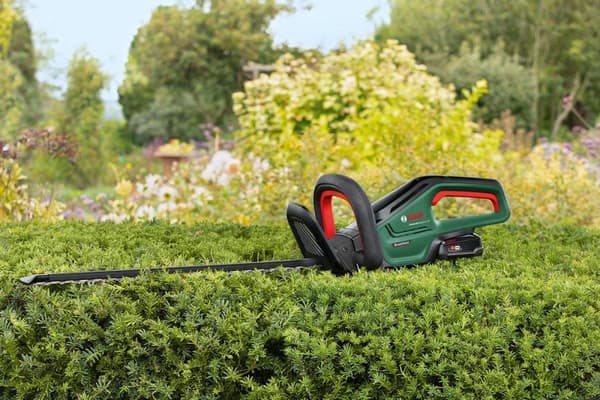 Bosch UniversalHedgeCut 18-55 Hækkeklipper - Med 1x 18 V batteri og oplader