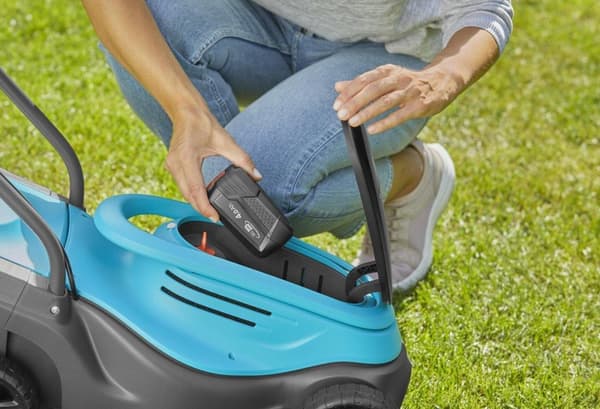 Gardena PowerMax 30/18V Solo - ruohonleikkuri - sähköinen 4 Ah laturi mukana - 30cm - 8 kg (14630-55)