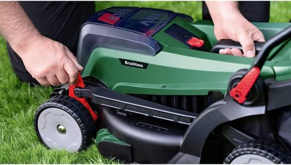 Bosch UniversalRotak 18V-37-550 batteridrevet plæneklipper solo (06008B9E01)
