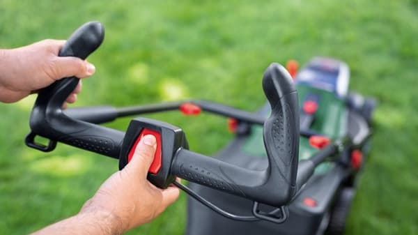 Bosch UniversalRotak 18V-37-550 batterigräsklippare