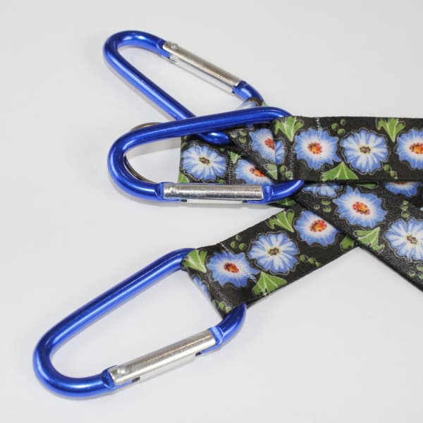 Kort koppel med boja folk Opole blommor blå svart