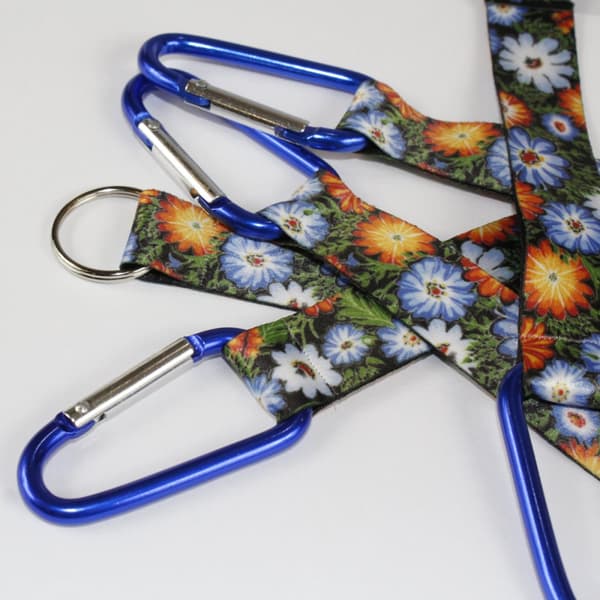 Kort koppel med boja folk Opole blommor svart