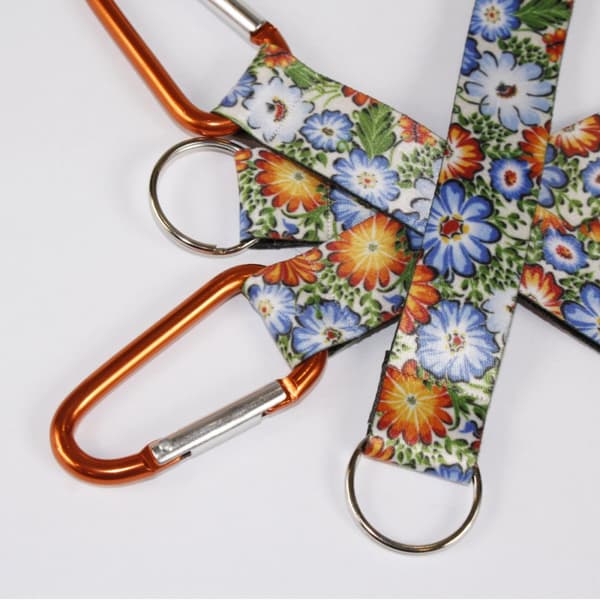 Kort koppel med boja folk Opole blommor beige