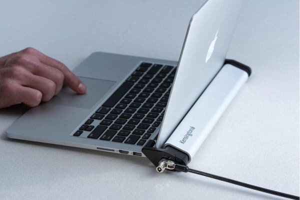 Kensington Laptop Locking Station 2.0 - MicroSaver 2.0 nyckellås - Säkerhetssats - 39,6 cm (15,6")