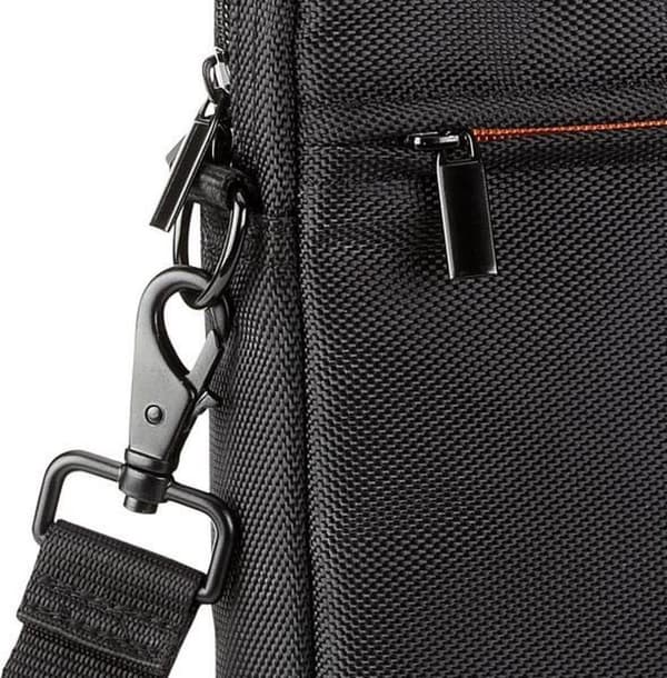 "RivaCase 8033 svart laptopväska 15,6""