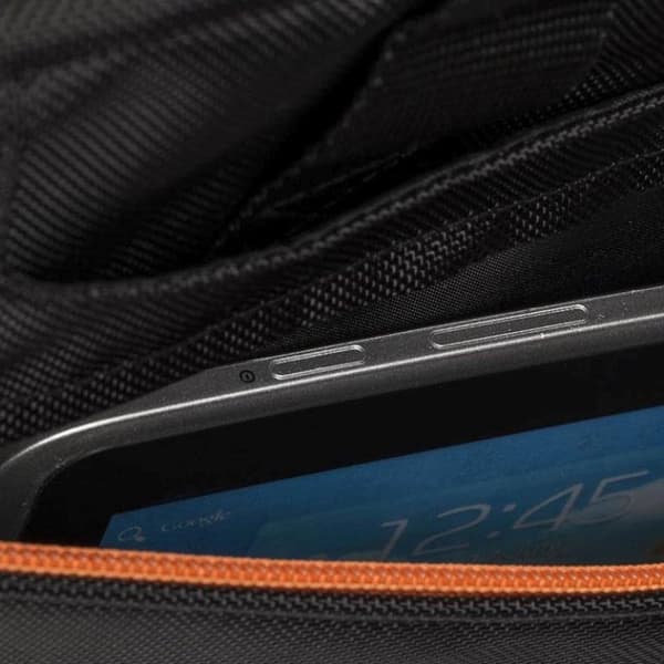 "RivaCase 8033 svart laptopväska 15,6""