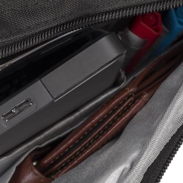 RivaCase 8530 svart Laptopväska 16 tum