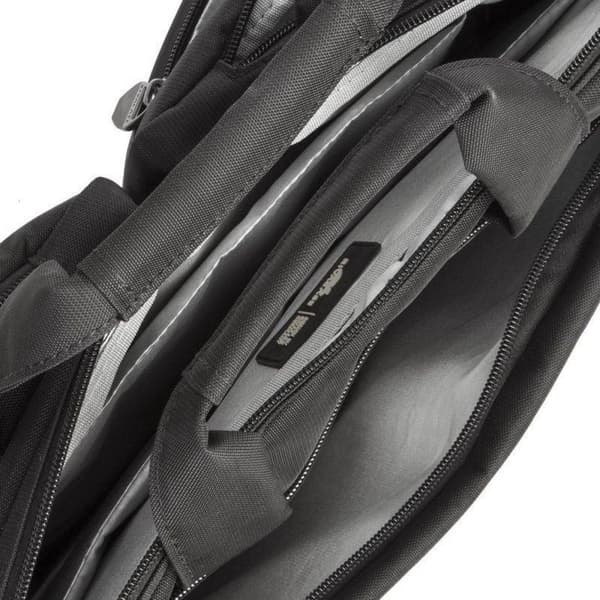 RivaCase 8530 svart Laptopväska 16 tum