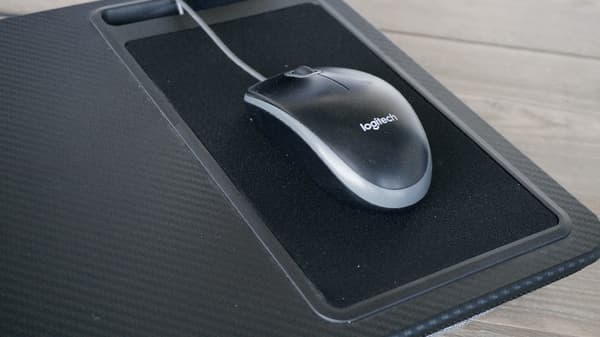 Laptopkudde med musmatta och telefonhållare - Carbon - Svart / Grå