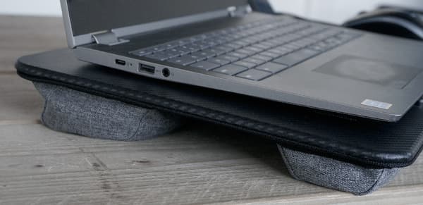 Laptopkudde med musmatta och telefonhållare - Carbon - Svart / Grå