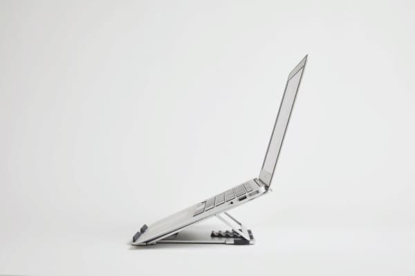 POUT EYES 3 ANGLE Bärbart laptopstativ i aluminium, silver
