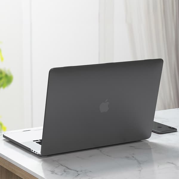 INF Laptopskal med tangentbordsskydd och dammplugg SvartMacbook Air 13.6” A2681