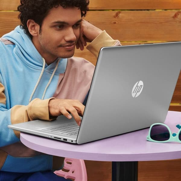 BRUGT Bærbar computer HP 9P521UA 17,3" Intel Core I3-1215U 8 GB RAM 256 GB SSD (Refurbished A+)