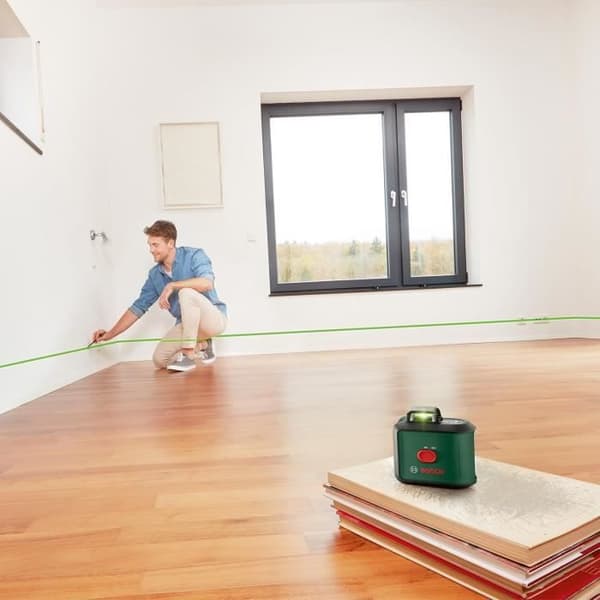 Boschin UniversalLevel 360 -linjalaser (pysty- ja vaakasuora linjalaser 360° laserilla koko alueen kohdistamiseen)