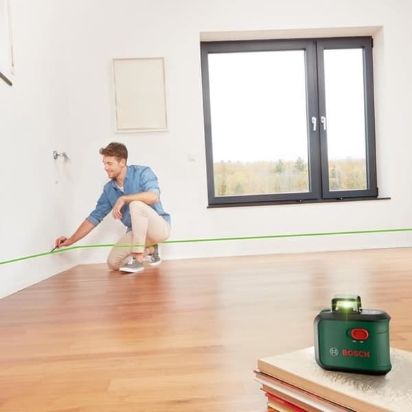 Bosch AdvancedLevel 360 -linjalaser (3-linjainen laser 360°:n laserilla koko huoneen suuntaamiseen, laatikossa)