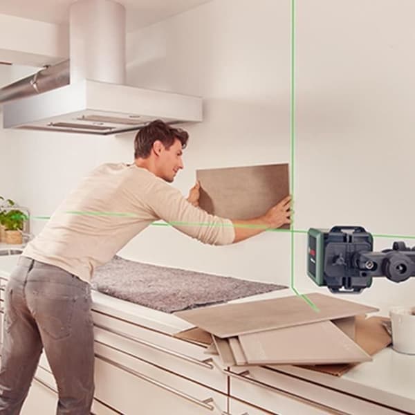 Bosch Quigo vihreä linjalaser (mukana kaksi akkua, yksi MM2-yleispuristimia ja yksi kiinnityssovitin)