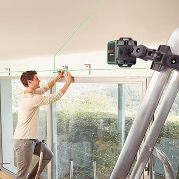 Bosch Quigo + ristiviivalaser (7 m kantama, sisältää paristot, 1,1 m jalustan ja kotelon)