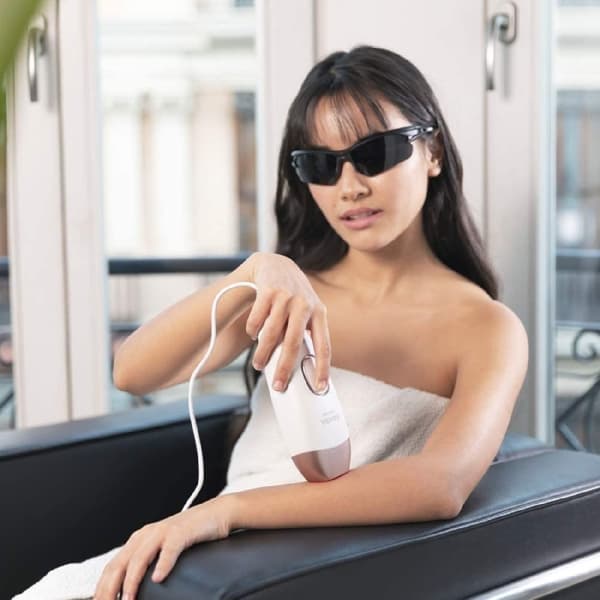 Cecotec Compact IPL with quartz lamp, 120,000 flashes and skin detection sensor.