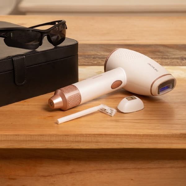 Cecotec Compact 500,000 flash IPL epilator with quartz lamp.