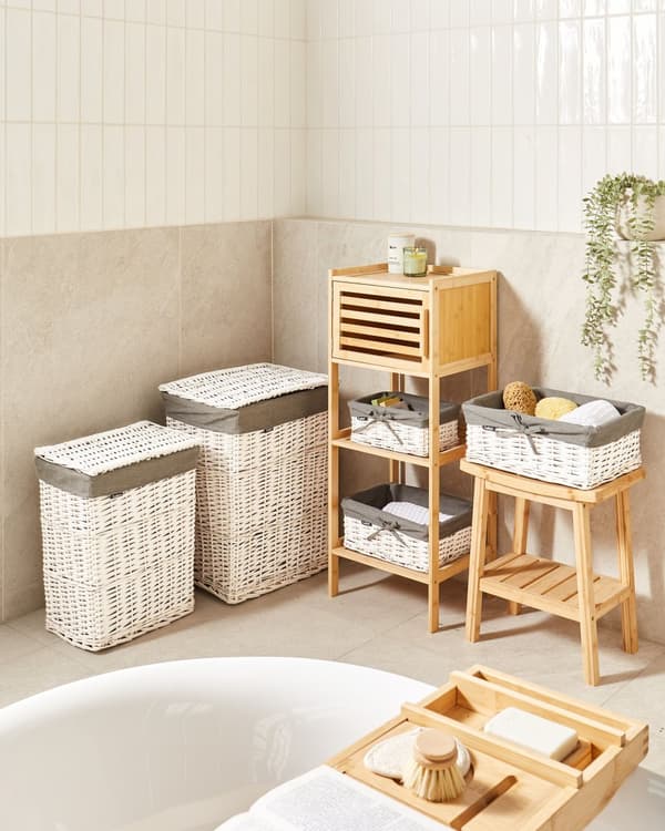Vasketøjskurv grå og hvid med ramme af pil og indvendig foring af stof Boho Modern Design
