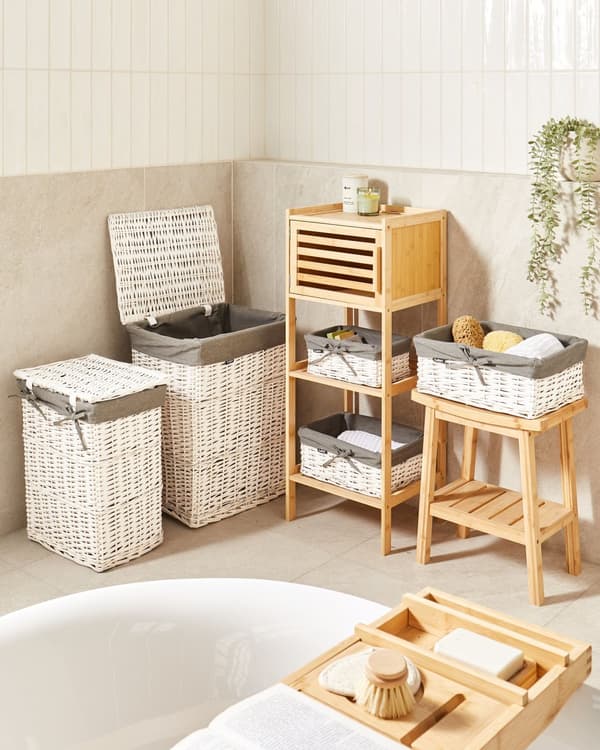Vasketøjskurv grå og hvid med ramme af pil og indvendig foring af stof Boho Modern Design