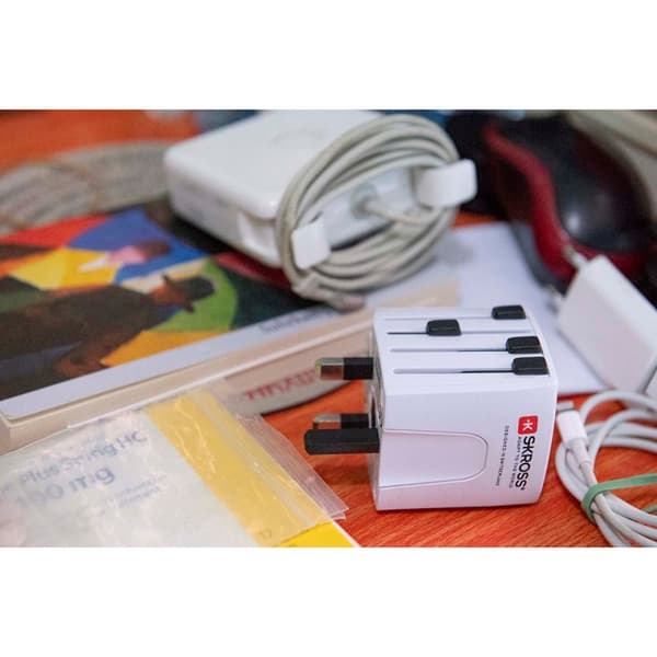 MUV USB (2xA) Kompakt 2-polet verdensrejseadapter med 2 integrerede USB-porte