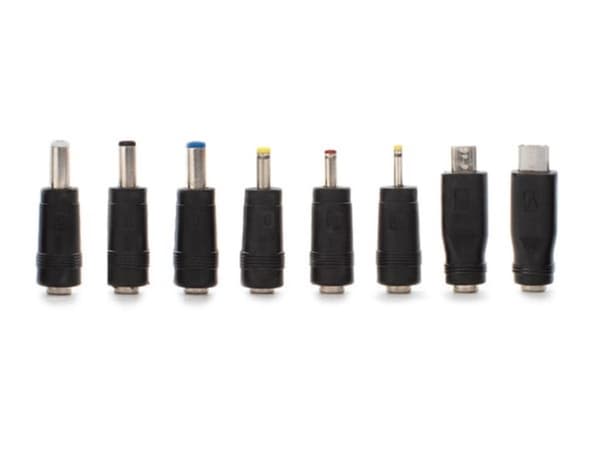 8 DC-pistokkeen yleissarja 2,1 x 5,5 mm:n urosliittimelle
