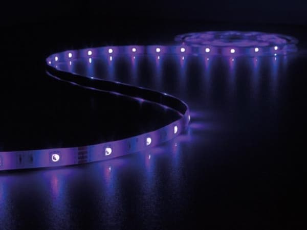 Kit med ljudstyrd flexibel led-remsa, styrenhet och strömförsörjning - Rgb - 150 lysdioder - 5 M - 12 Vdc