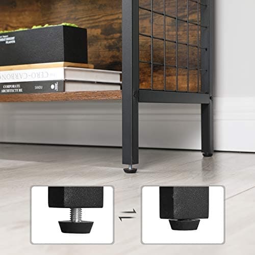 Elegant matsort reol med rustikke brune hylder