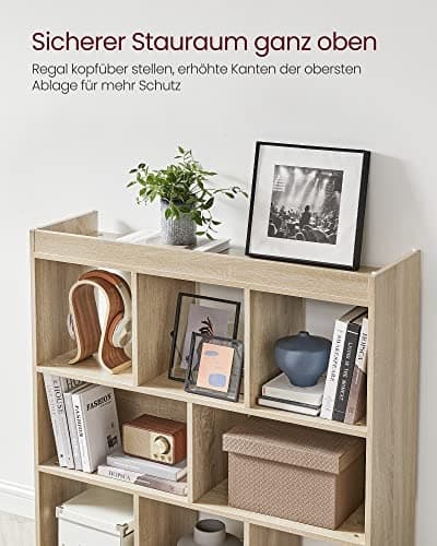 Moderne bokhylle i eik med lukkede hyller og åpne kuffer