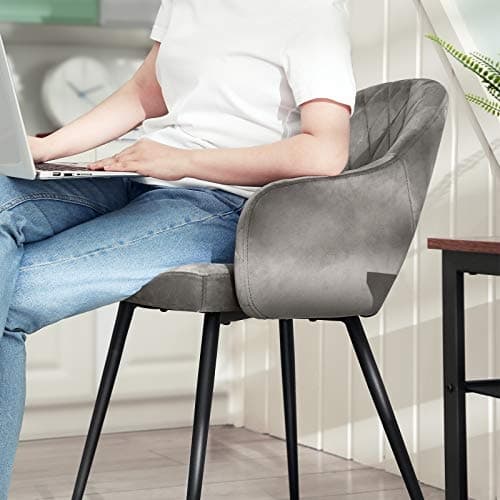 Moderni harmaa tikattu samettituoli - ylellinen ja tukeva
