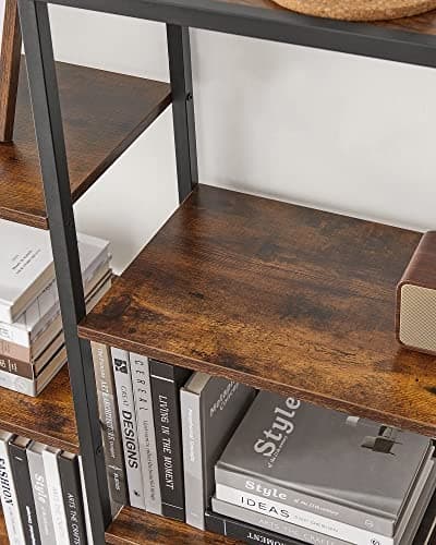 Rummelig reol med justerbare hylder og robust design