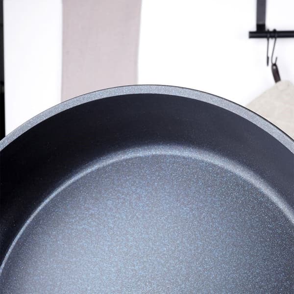 Keraaminen paistinpannu timanttikiteillä - kestävä ja vankka
