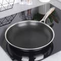 Miniatyrbilde 2 av 11: Hybrid stekepanne: Non-stick og rustfritt stål, metallbestikk OK