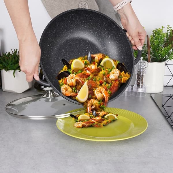 Wok med Pfluon Granitt. Perfekt for alle komfyrer og tåler oppvaskmaskin.