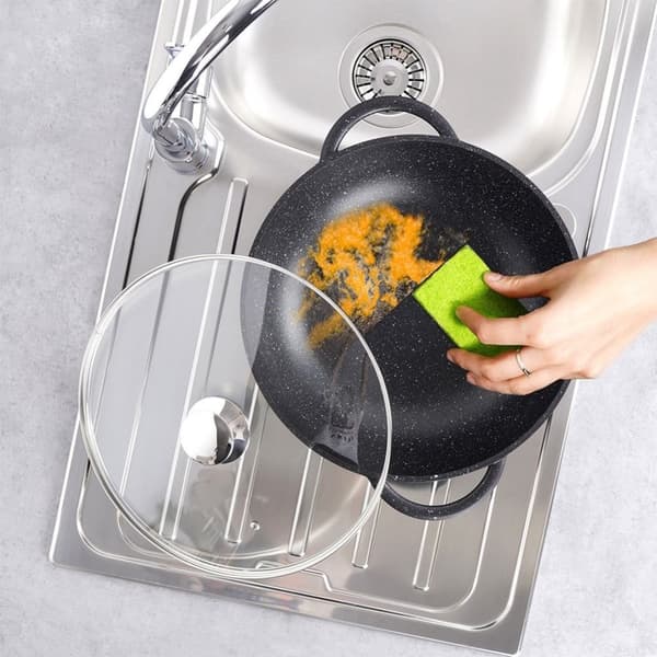 Wok med Pfluon Granitt. Perfekt for alle komfyrer og tåler oppvaskmaskin.