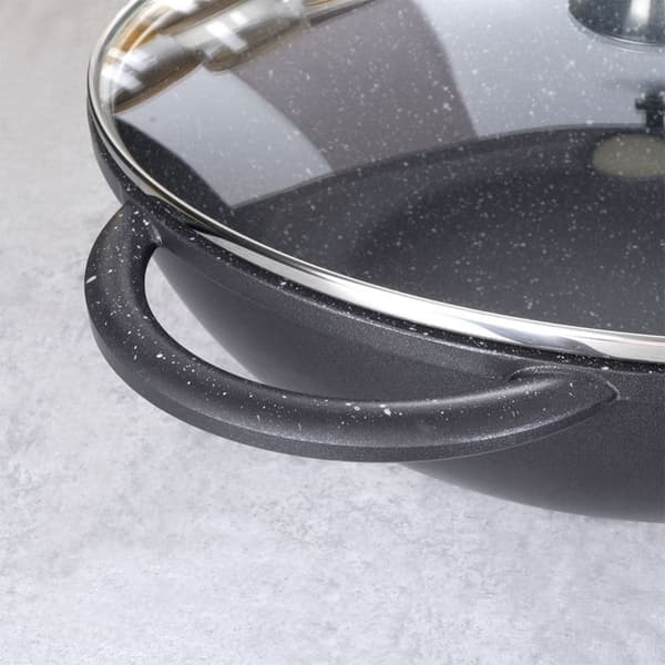 Wok med Pfluon Granitt. Perfekt for alle komfyrer og tåler oppvaskmaskin.
